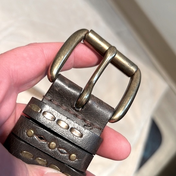 JESS SIMPSON👖 VTG FAUX BROWN LEATHER BELT W/RIVET ACCENTS Women’s 45” Fit37”-41” - Picture 6 of 12